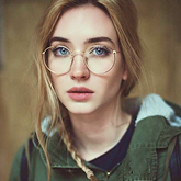 Улыбающаяся девушка
